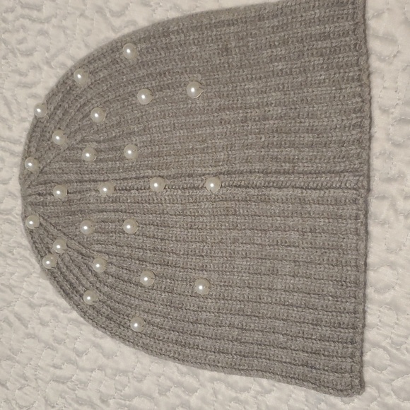 NWT  KATE SPADE  KNIT  BEANIE  WITH  FAUX  PEARLS - Picture 2 of 6
